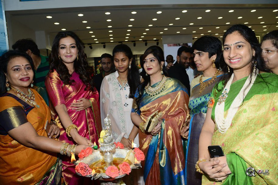 Vijay-Deverakonda-And-Catherine-Tresa-Launch-KLM-Fashion-Mall-at-Kukatpally